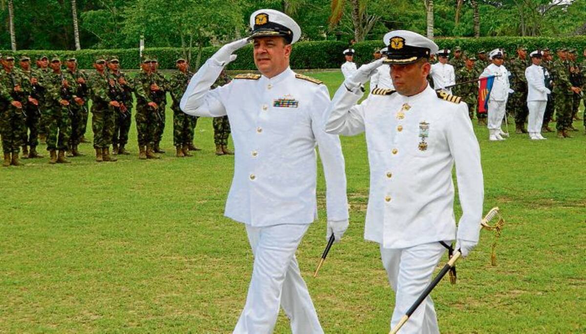 El coronel Marina Marco Antonio Mendoza Bayuelo (derecha) entregó la comandancia de la Brigada de Infantería de Marina Número 1 al coronel Ricardo Ernesto Vargas Cuéllar (Izquierda).