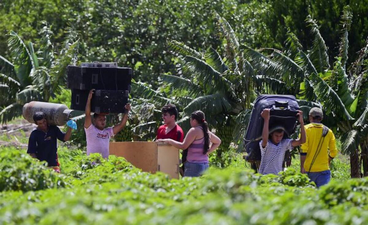 La gente señala que el gobierno de Chávez en su momento permitió que se instalaran en el sector denominado como 'La Invasión', donde incluso habían casas de material de dos pisos. AFP LUIS ACOSTA