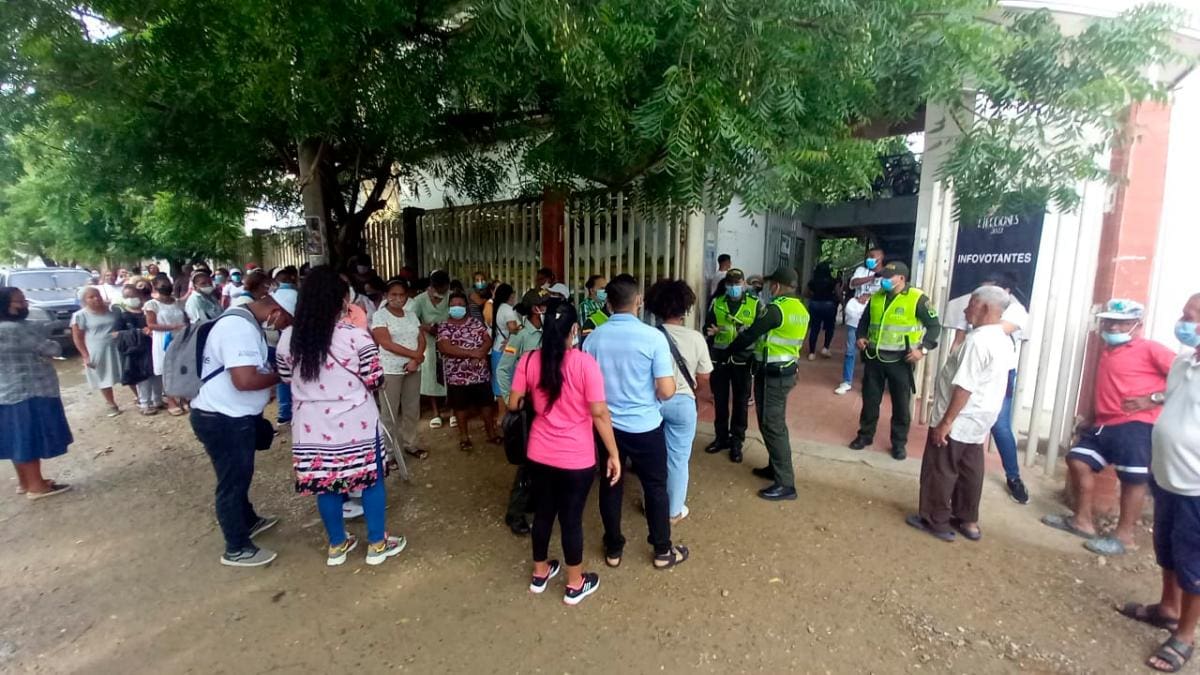 Los cartageneros ya asisten a las urnas de votación. //Julio Castaño - El Universal