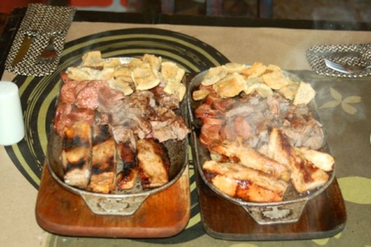 Picada de carne de res y cerdo, pollo y chorizo.