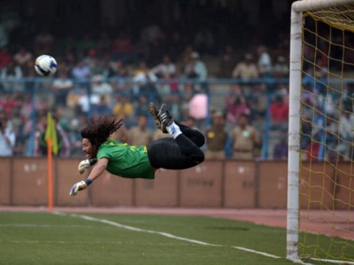 René Higuita ejecuta su popular 'Escorpión'. ARCHIVO