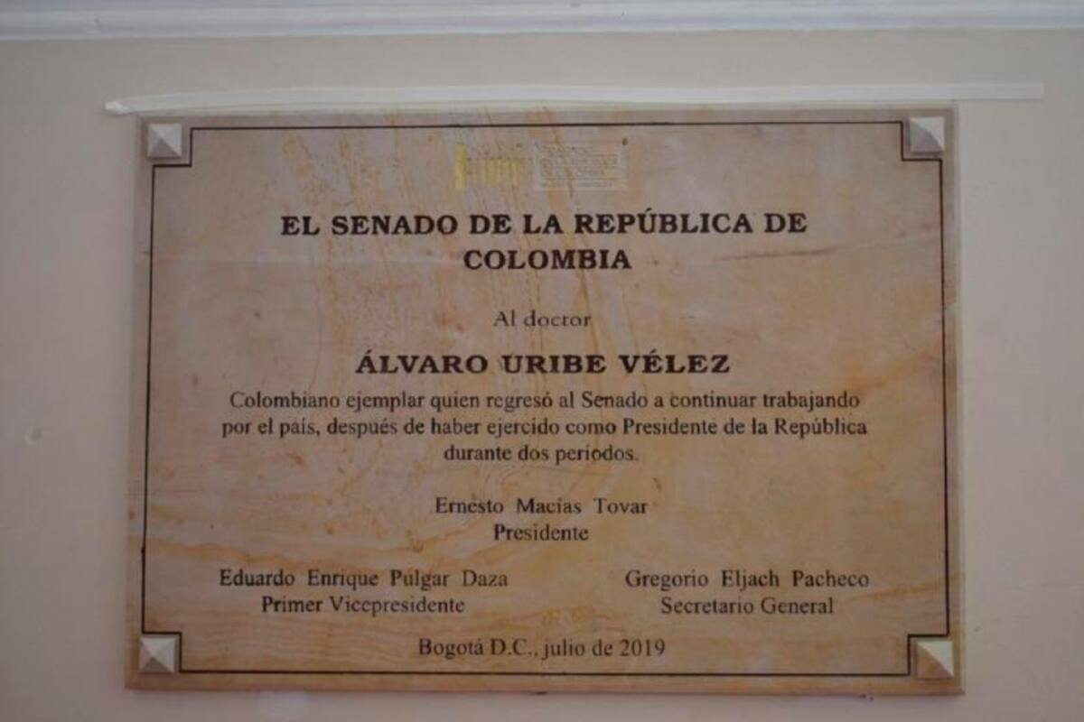 ‘RAE’ critica falla de ortografía sobre la placa de Uribe en el Senado