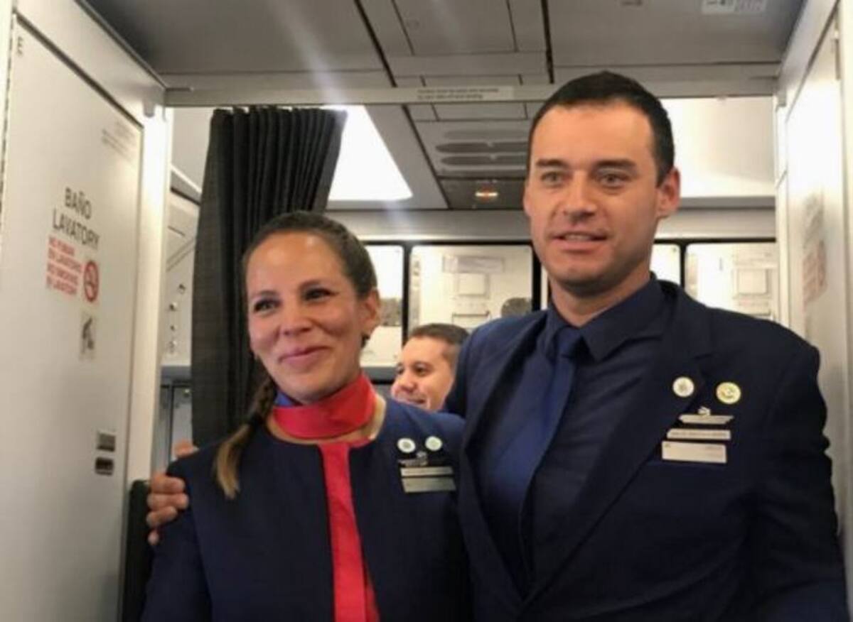 Carlos Ciuffardi y Paula Podest Ruiz, asistentes de tripulación que fueron casados por el Papa Francisco. Twitter.