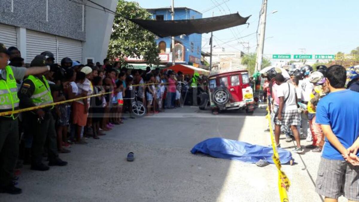 El fatal accidente se habría originado cuando al vehículo tipo jeep, de placas ANJ 609, se le salió una de las llantas traseras. Oscar Díaz - El Universal.