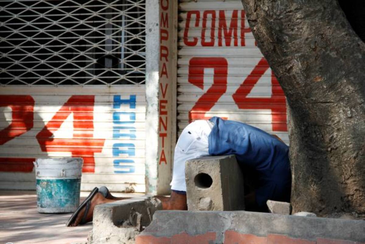 El hombre quedó tendido frente a una compraventa. El Universal