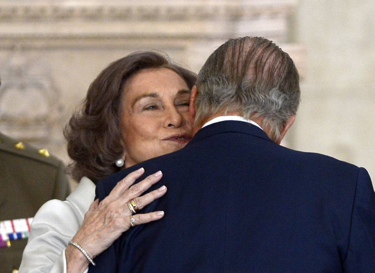 La reina Sofía besa al rey Juan Carlos.