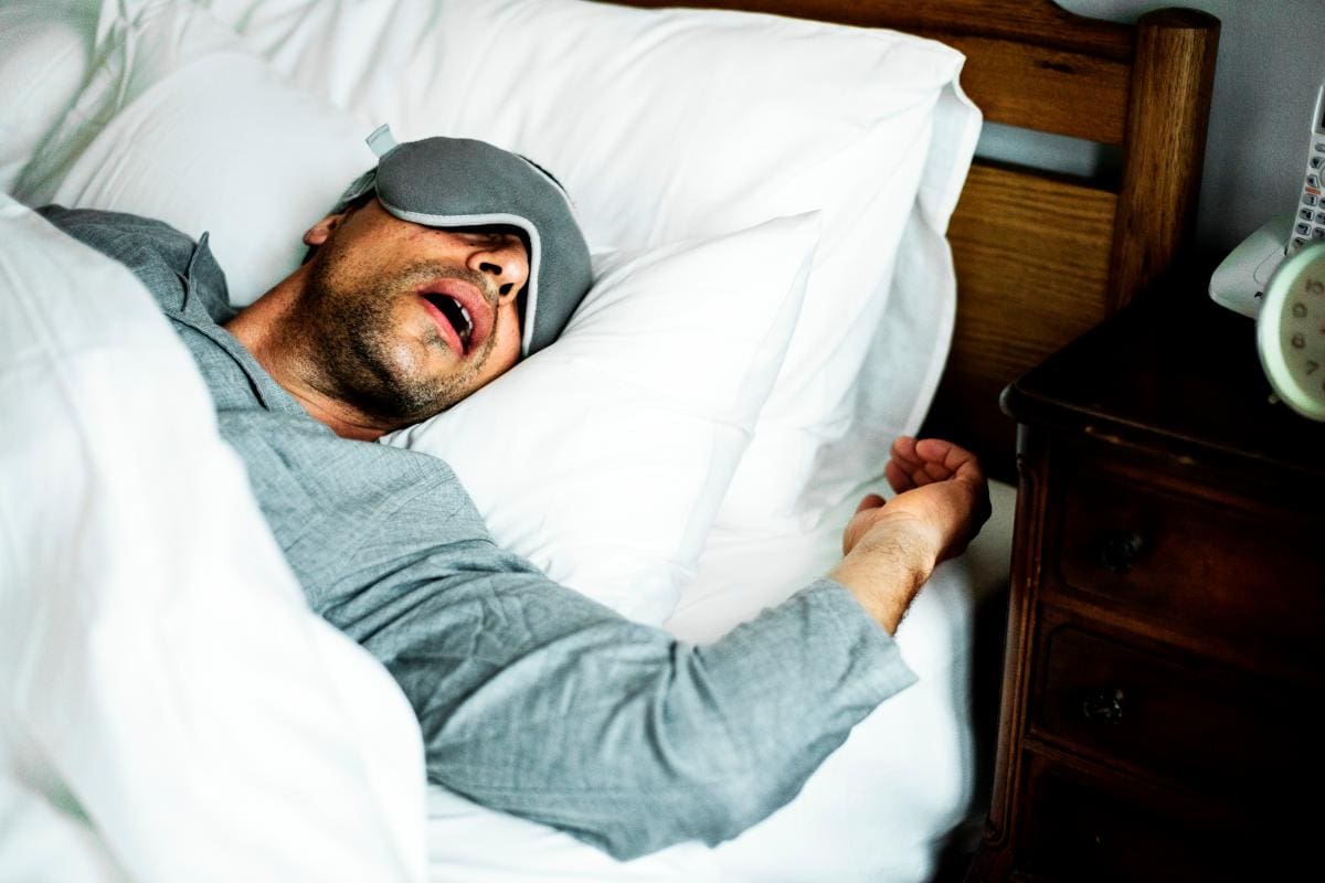 Duerma y deje dormir: las mejores posiciones para no roncar en la noche