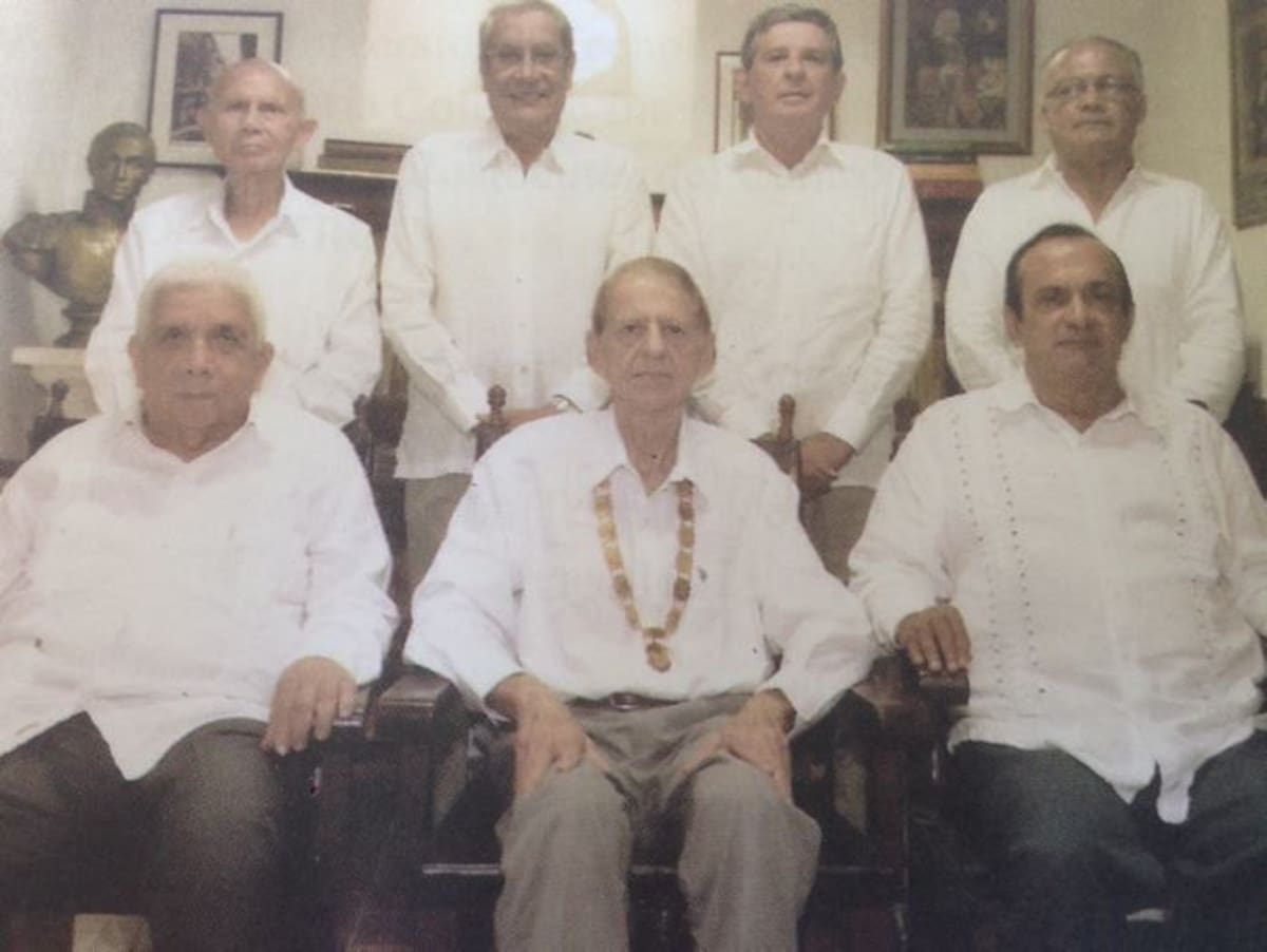 Mesa directiva de la Academia de la Historia de Cartagena de Indias: Rodolfo Nieves Gómez, bibliotecario; Jorge Dávila-Pestana, tesorero; Raúl Porto Cabrales, director del boletín; Jorge Pérez Villa, secretario; Darío Morón Díaz, segundo Vicepresidente; León Trujillo Vélez(f); presidente; Carlos Gustavo Méndez Rodríguez, primer vicepresidente. ARCHIVO