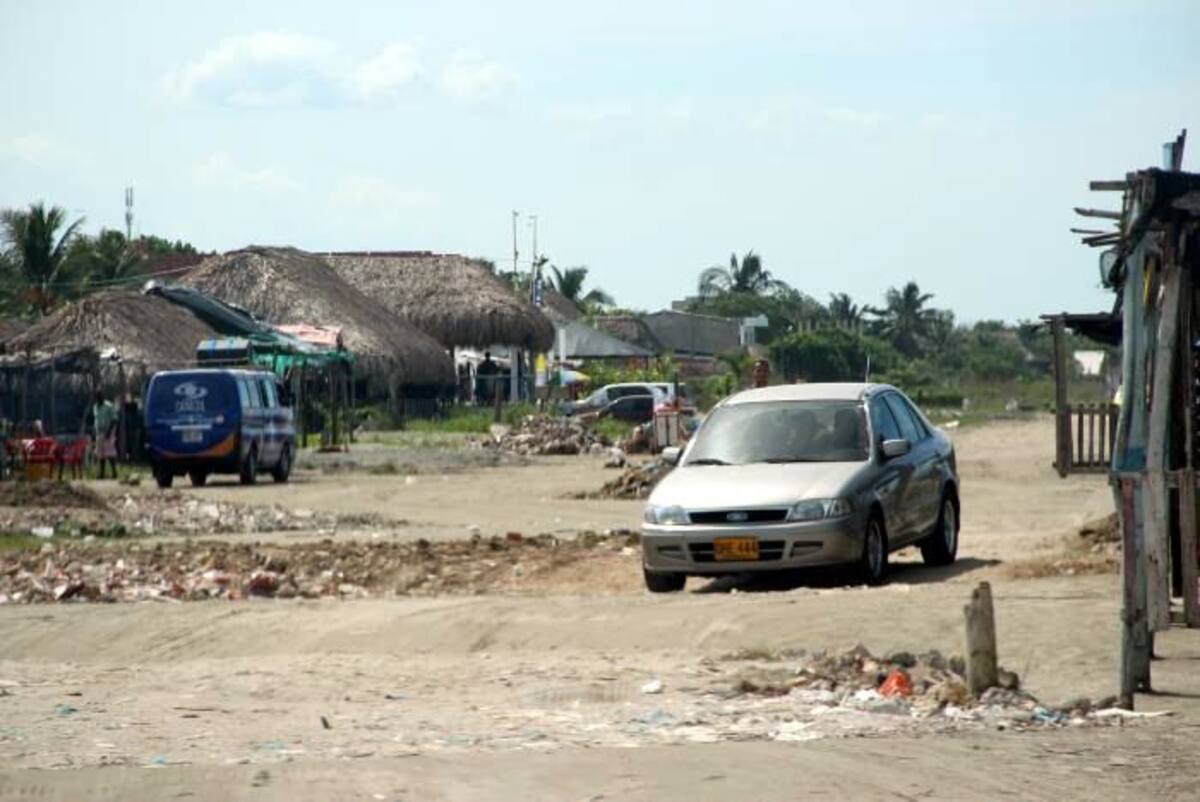 Los conductores deben reducir la velocidad notablemente para poder hacer circular sus vehículos en esta vía de La Boquilla ELUNIVERSAL.COM.CO