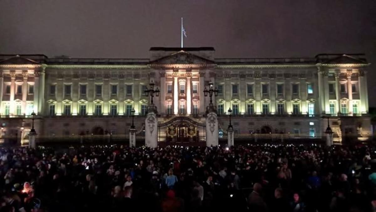 La gente se reúne a las puertas del Palacio de Buckingham tras el anuncio oficial de la muerte de la Reina Isabel II. //EFE.