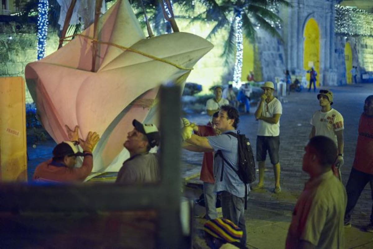 Montaje de la escultura Hipercúbicos, de Gustavo Vélez. Jaime Londoño