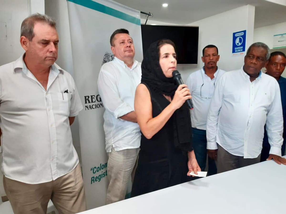La candidata de Colombia Humana fue vestida de luto como símbolo de dolor por Cartagena. // Luis Herrán.