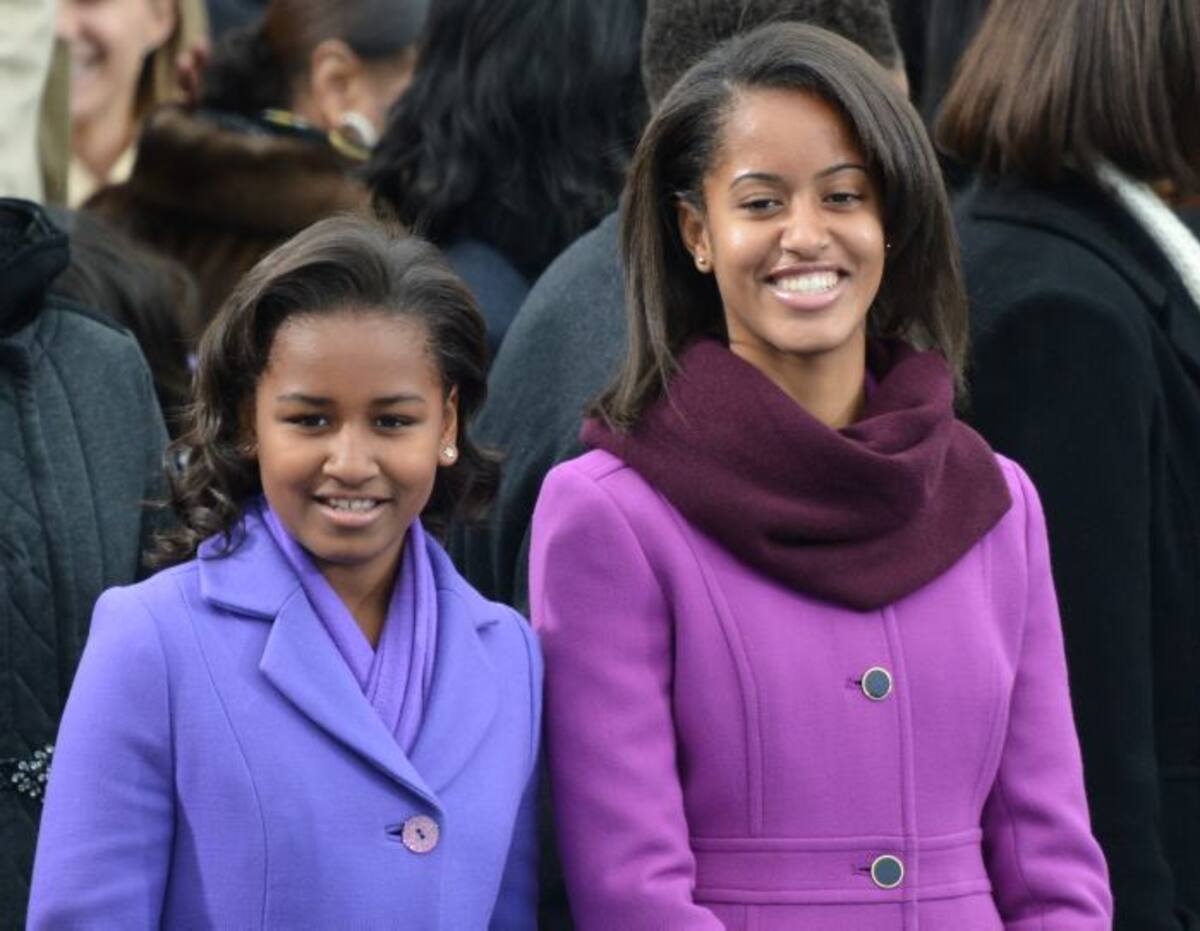 Su hija Malia portó igualmente un conjunto de J.Crew . Sasha Obama usó un saco y un vestido de Kate Spade. AFP
