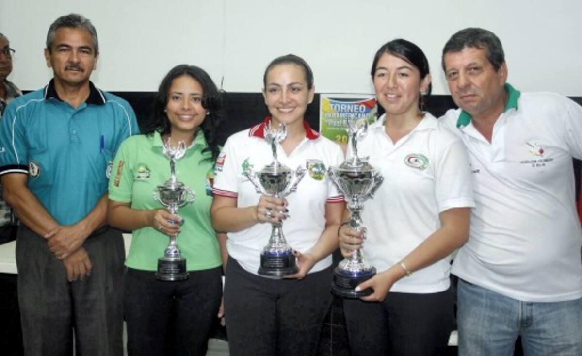 Gabriel Navarro, expresidente de la Liga de Billar de Sucre, acompaña a Yeisi González, Karen Santana y Eliana Sarmiento Cifuentes.