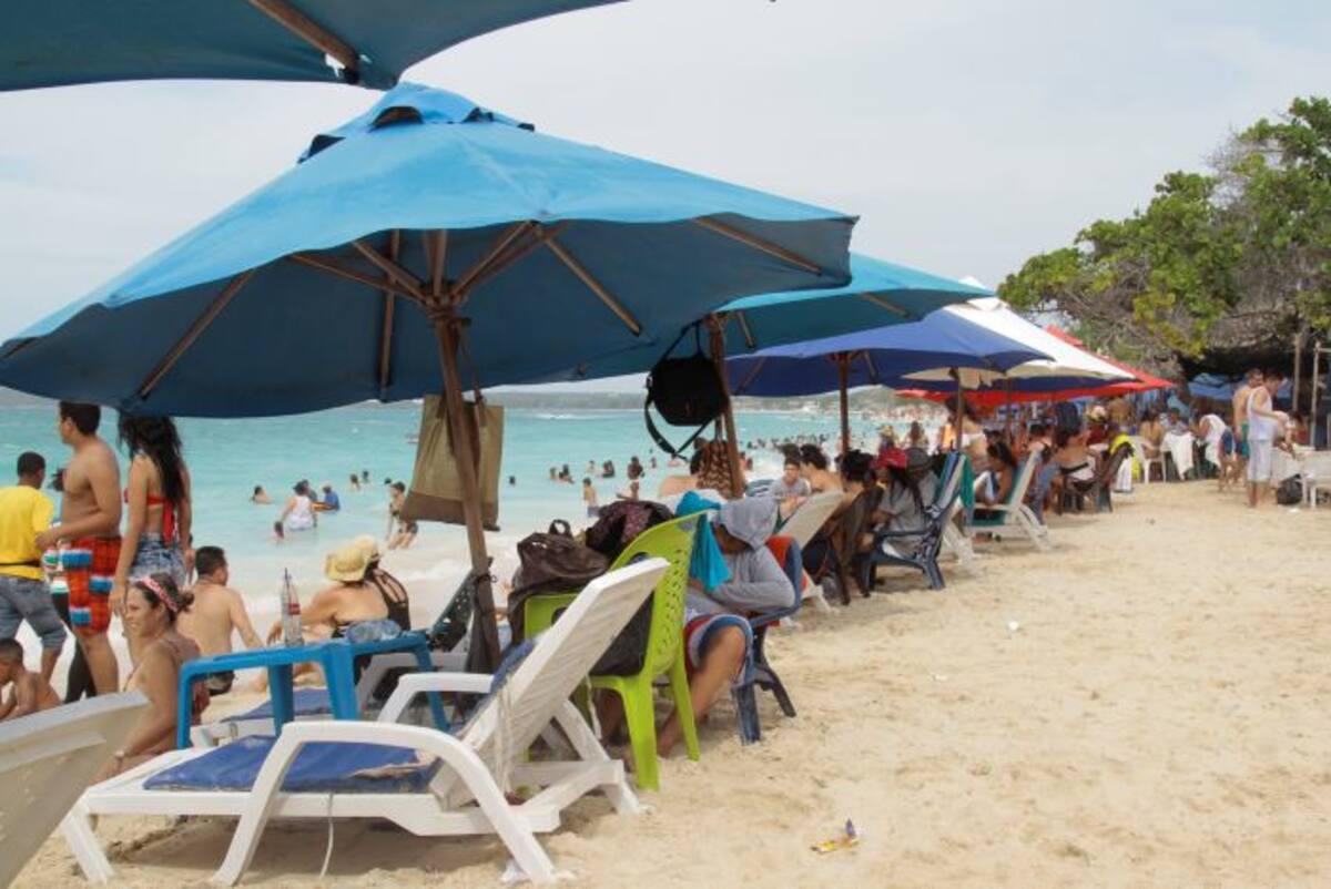 En Playa Blanca urge controlar la carga de bañistas y vendedores que soporta ese balneario. ARCHIVO