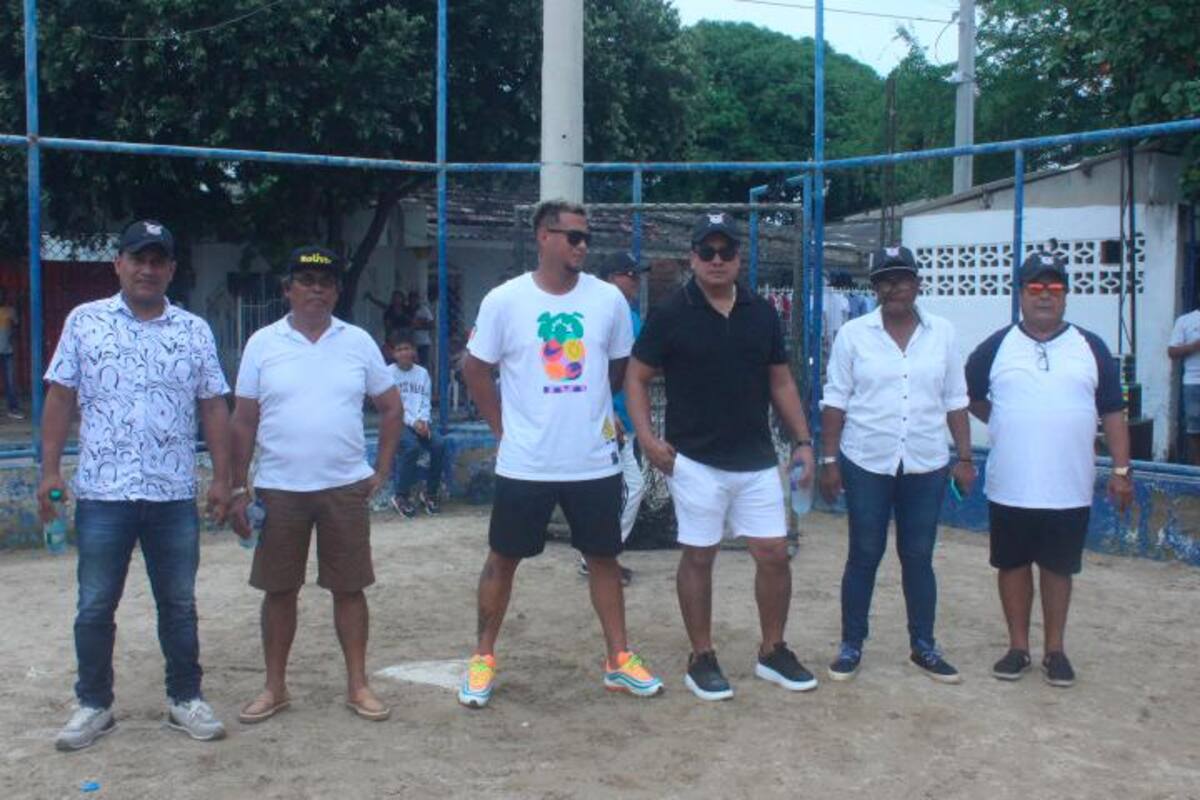 El grandes ligas Luis Escobar, centro, con los organizadores de la Copa Jorge Martínez en el campo de Canapote.//CORTESÍA