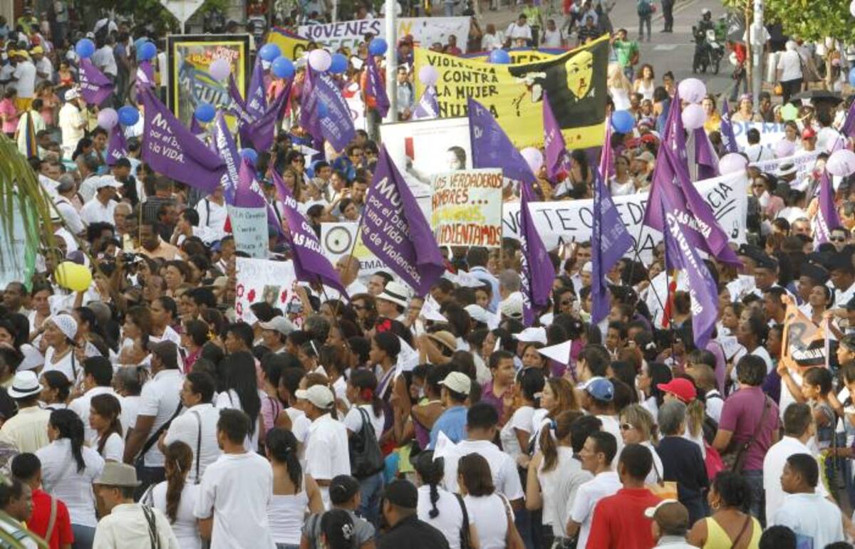 La comunidad participó activamente de la marcha en contra de las acciones violentas hacia la mujer. JULIO CASTAÑO EL UNIVERSAL