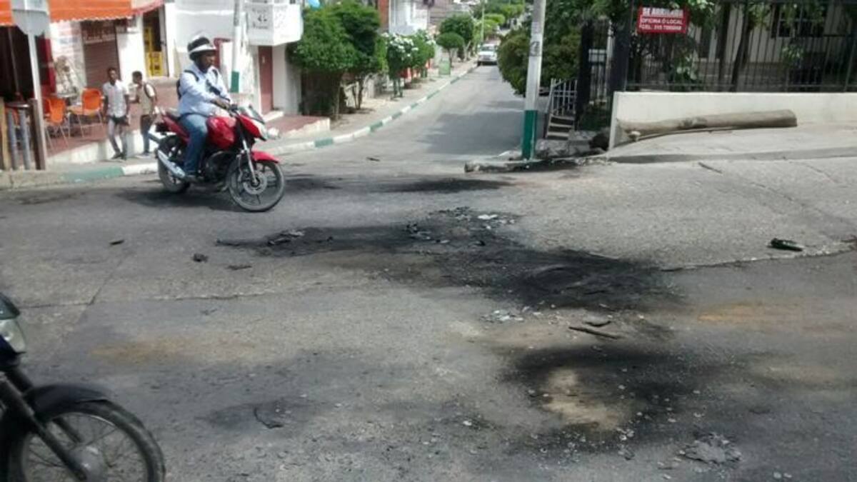 Así amanecieron hoy jueves varios tramos de la avenida El Consulado luego de que el miércoles en la noche las comunidades afectadas por las interrupciones de luz quemaran llantas para exigir el restablecimiento del servicio. Óscar Díaz- El Universal