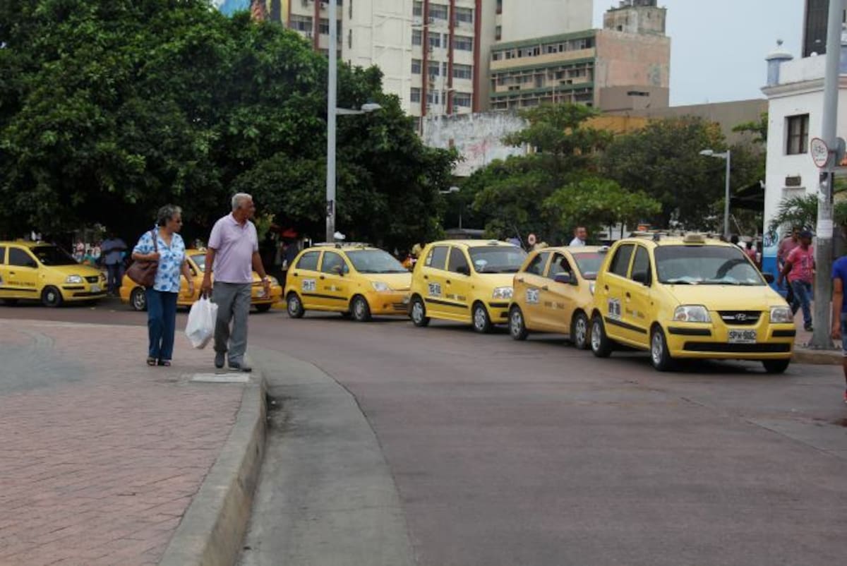 Los usuarios deben parar varios taxis antes de encontrar a un conductor que se decida a hacerles la carrera. Oscar Díaz - EL UNIVERSAL