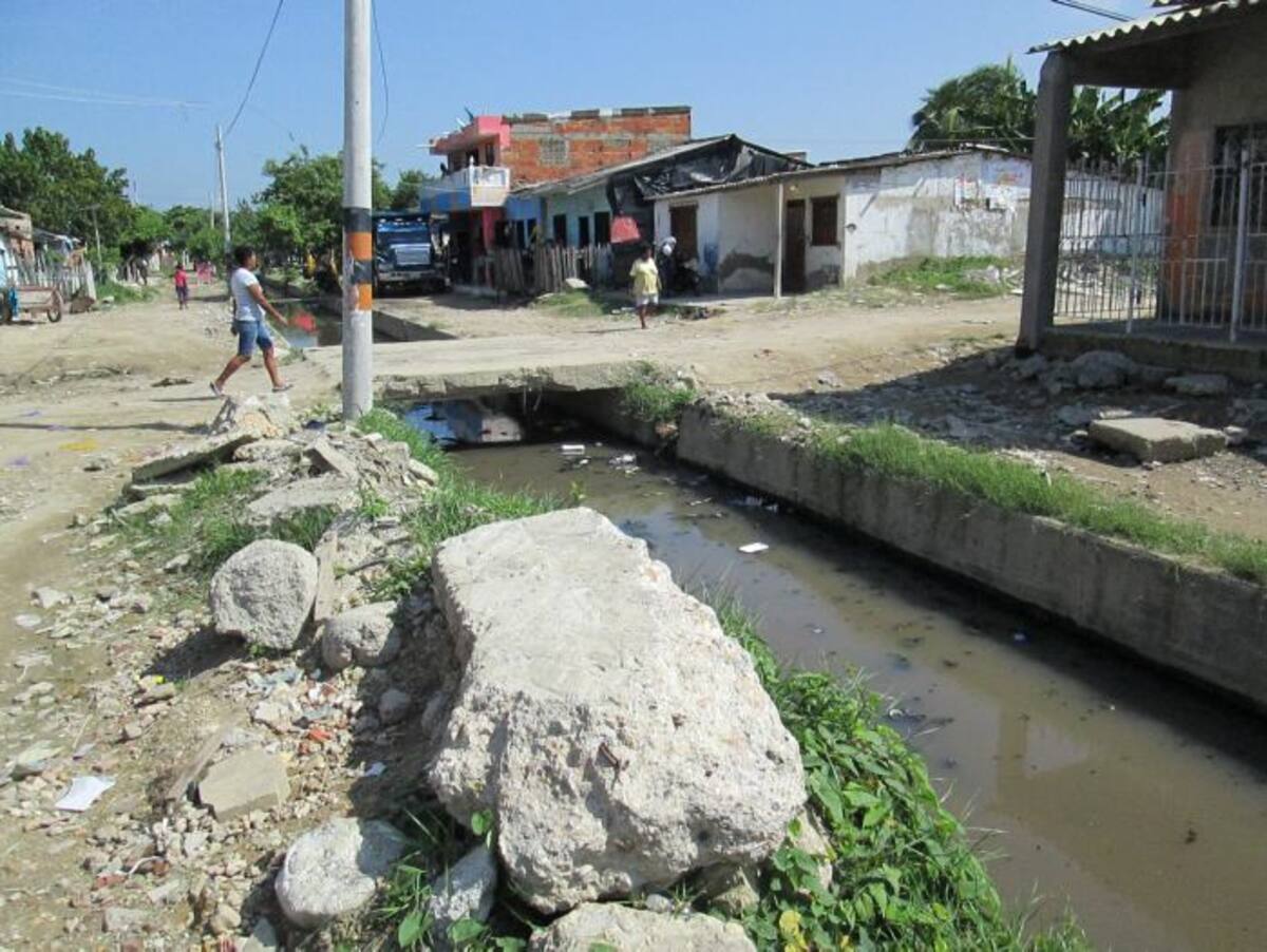 Algunos habitantes de las orillas de los canales ponen estas piedras para detener un poco el desborde de las aguas.//fotos FOTO RUBEN DARIO ALVAREZ-EL UNIVERSAL.