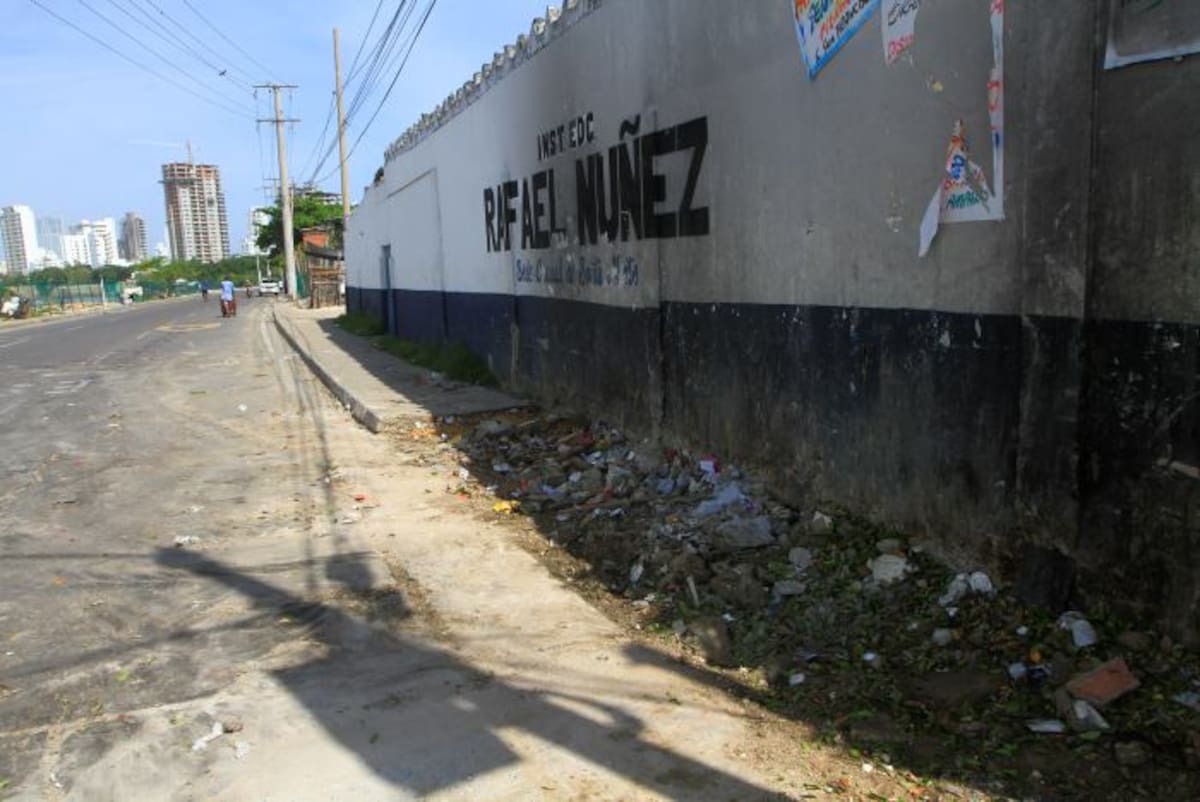Así luce una de las entradas al colegio Rafael Núñez en el barrio Chino. Julio Castaño- El Universal.
