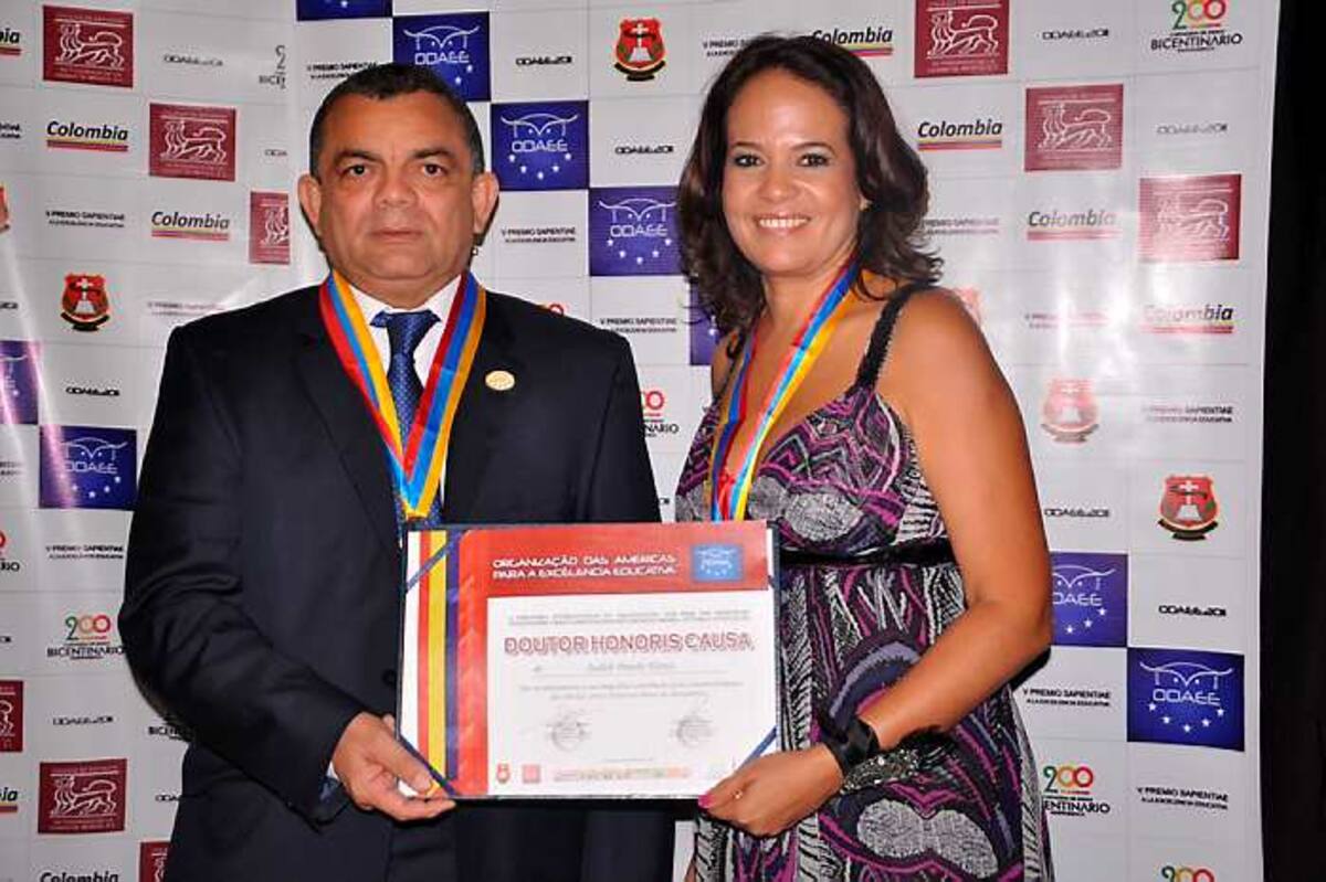 La alcaldesa Judith Pinedo, con el presidentte de la ODAEE, Ubaldo Meza, quien le entregó el título Honoris Causa. fotos zenia valdelamar/el universal/