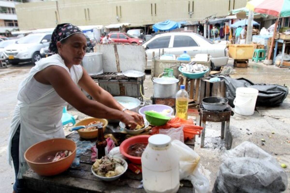 Varias cocineras y zapateros se resisten a dejar la Plazoleta Olímpica. AROLDO MESTRE - EL UNIVERSAL