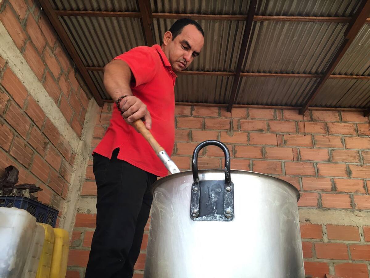 Arnold García, un sanjacintero de 37 años, cuenta cómo fue su paso por la Refinería de Cartagena y el regreso a su pueblo para vivir de hacer sancochos a domicilio. Jairo A. Cárdenas A. - El Universal