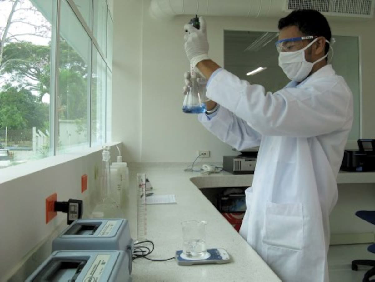 La empresa Aguas de la Sabana cuenta con un moderno laboratorio para el análisis del agua.