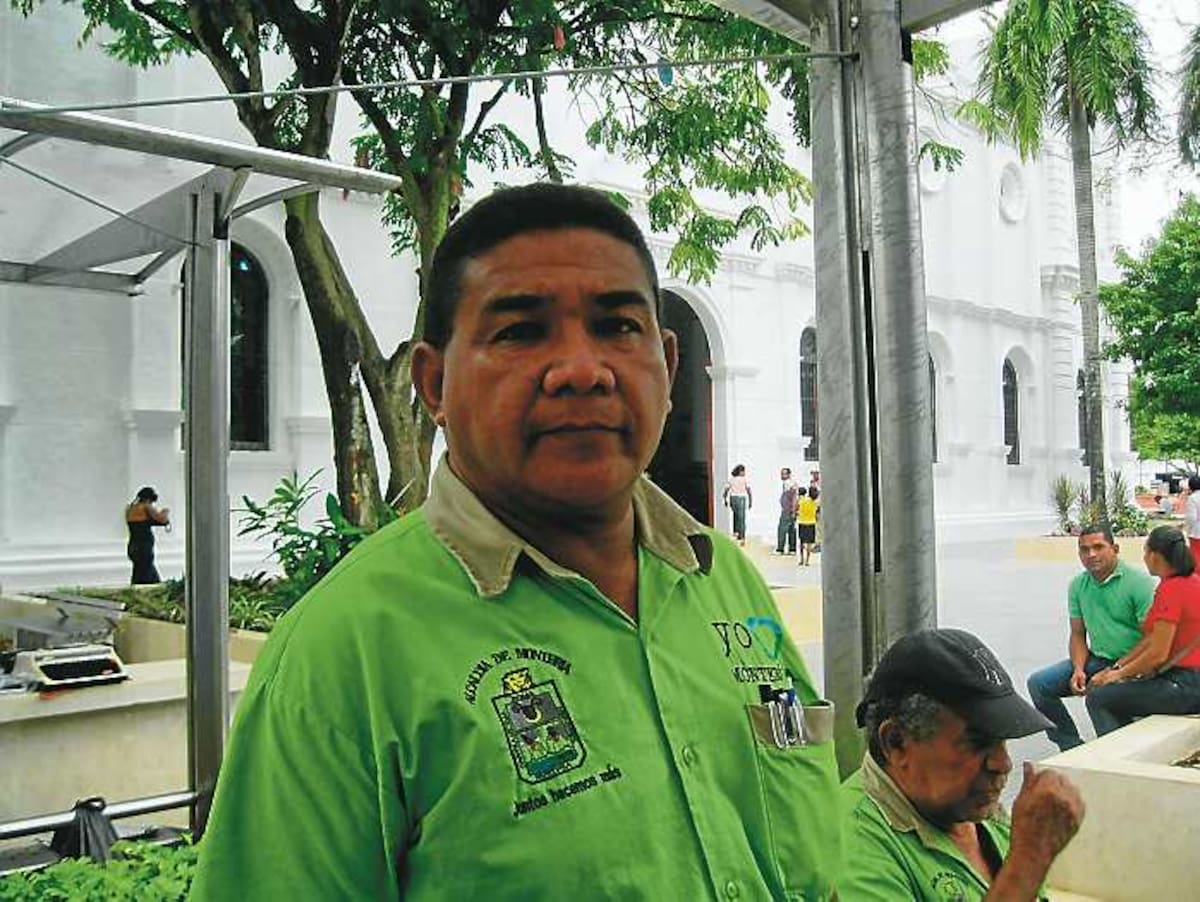 Luis Burgos, escribiente.