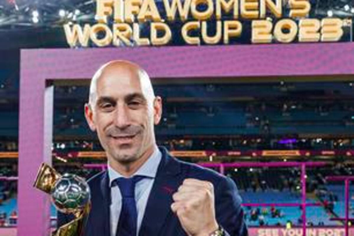 Sigue escándalo por beso de Rubiales; exárbitro le pide la renuncia