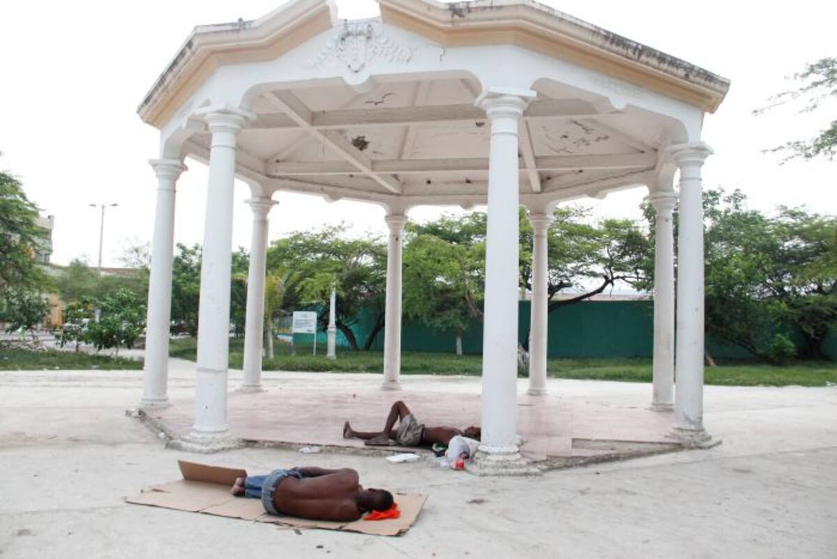 Los habitantes de la calle, fieles ocupantes de este parque. DANIELA BUELVAS - ELUNIVERSAL