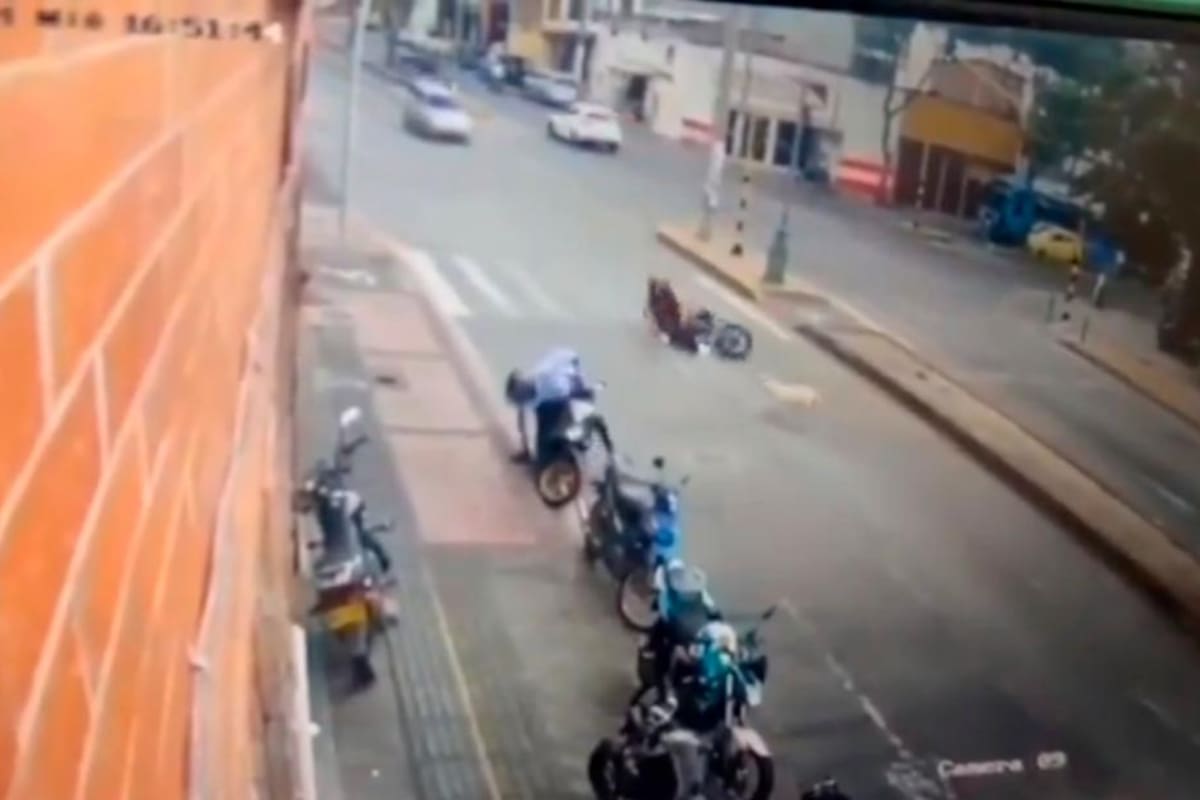 En vídeo: motociclista sufre accidente evitando atropellar a un perrito