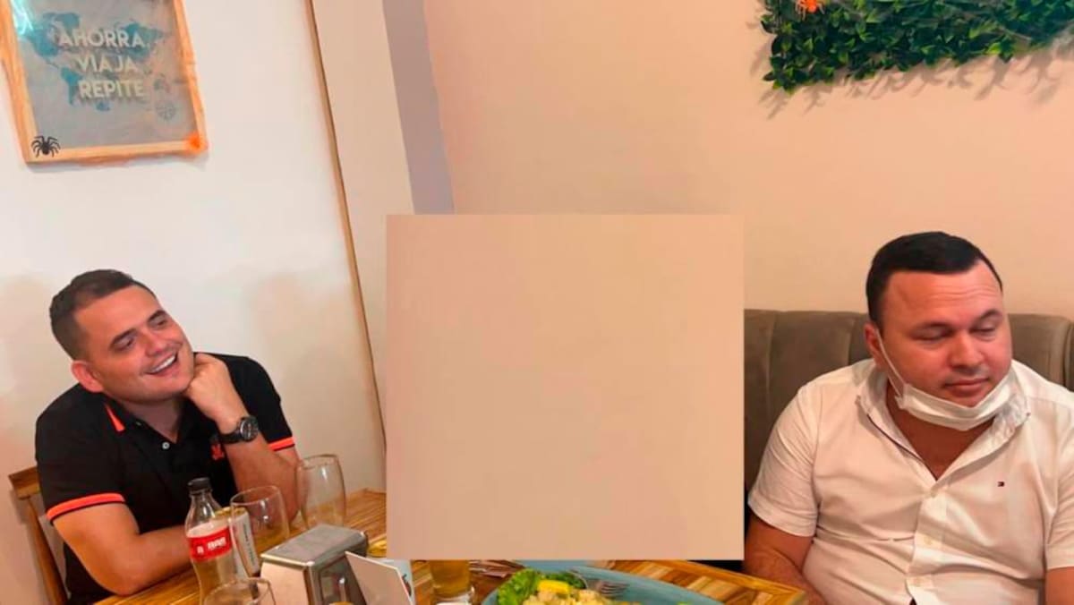 Mauro Martínez de la Puente (de blanco) y Pedro Aponte, edil de la Localidad 2, serían involucrados por la defensa de Gloria Estrada como conspiradores.