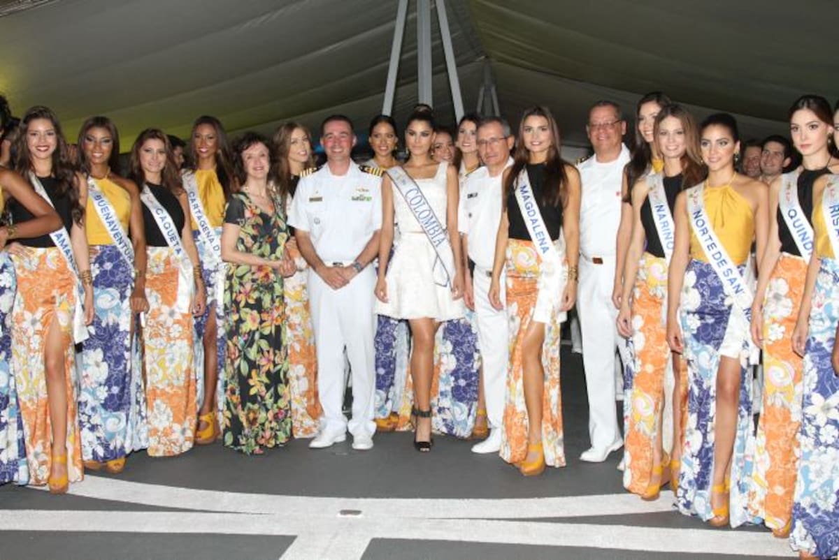 María Elisa Berenguer, Embajadora de Brasil en Colombia; el Capitán del Buque, Antonio Carlos Cambra; y el Contralmirante Evelio Ramírez Gáfaro en compañía de Ariadna Gutiérrez, Señorita Colombia y las aspirantes de este año. MARUJA PARRA