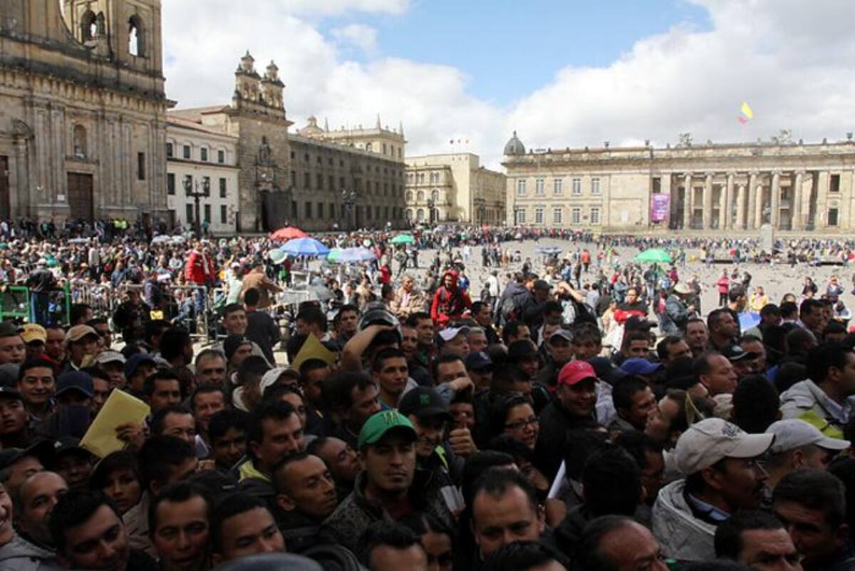 Miles de reservistas llegaron hasta la Plaza de Bolívar para diligenciar el reclamo de la supuesta prima. COLPRENSA