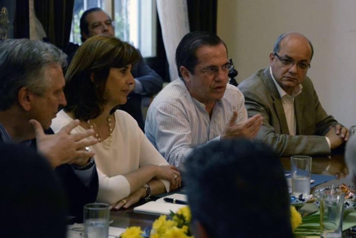 Ricardo Patiño (centro), durante las reuniones con la oposición venezolana. AFP JUAN BARRETO
