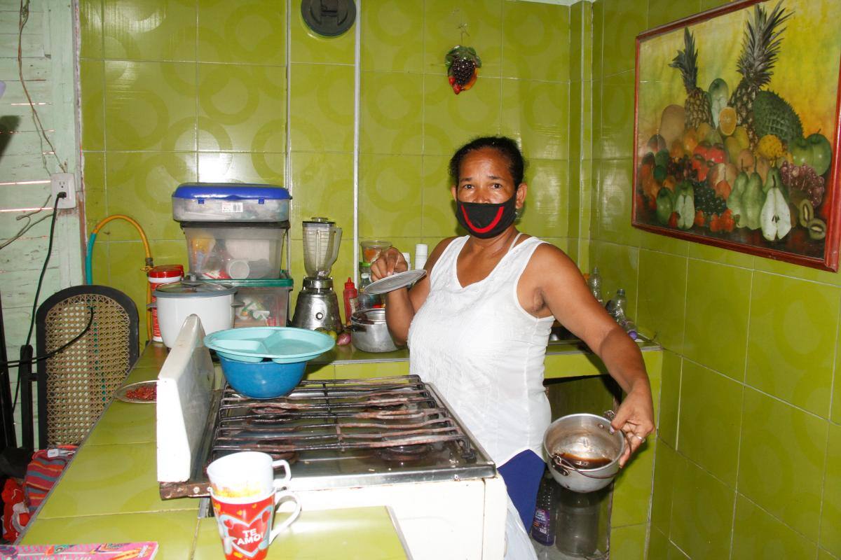 Maribel es la que hace las cuentas en la casa para que el dinero que tienen al día le alcance para alimentar a todos. //Fotos: Luis Eduardo Herrán - El Universal