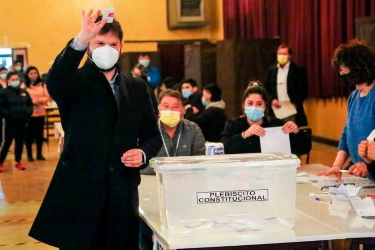 Boric se compromete a impulsar un nuevo proceso constituyente en Chile