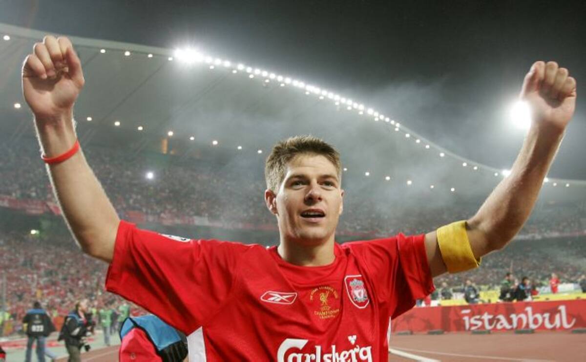 Gerrard durante la celebración por la obtención de la Liga de Campeones en 2005 ante el Milan. ARCHIVO