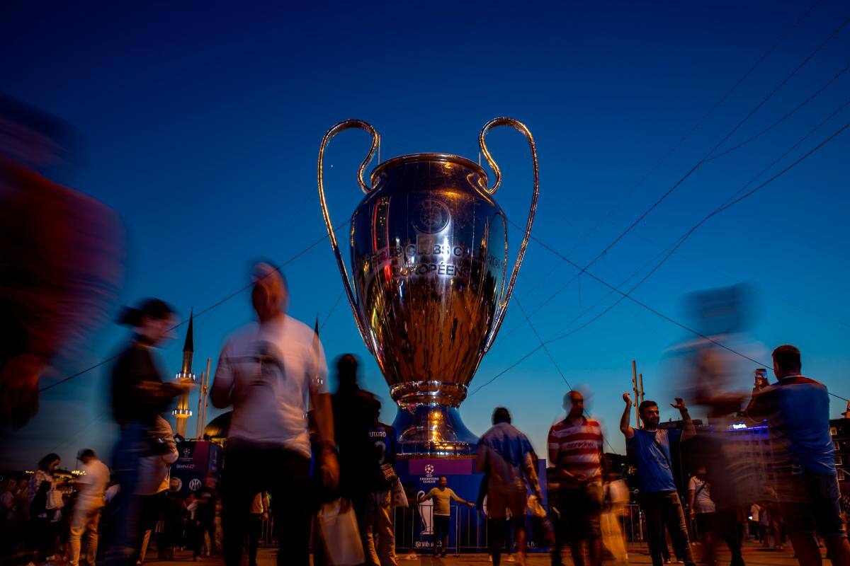 Hinchas alrededor de la “Orejona” //EFE