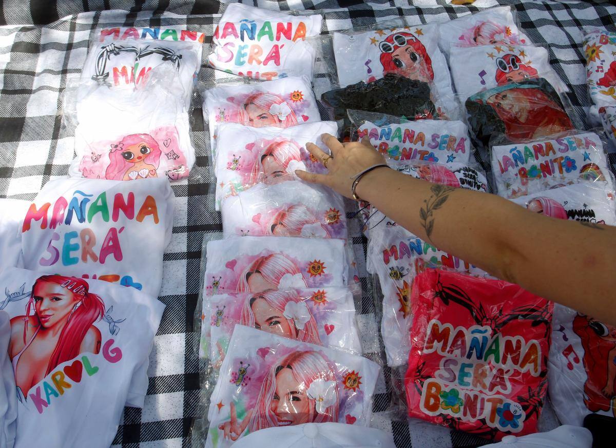 Camisetas, gorras y pelucas fueron algunos de los productos más vendidos durante los días del concierto. //Foto: EFE.