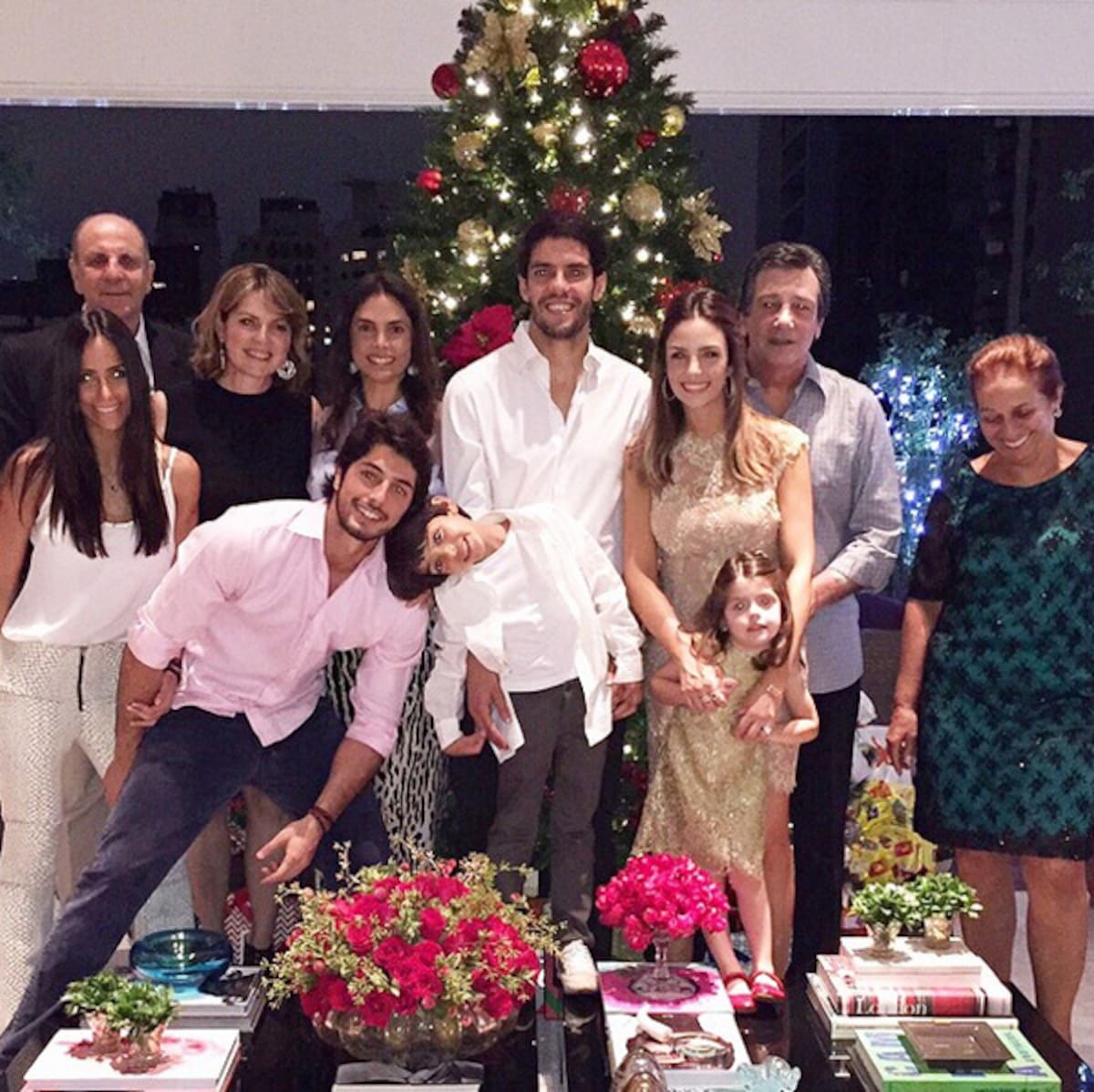 Kaká con su esposa, sus hijos y familiares en esta Navidad. INSTAGRAM @CACELICO