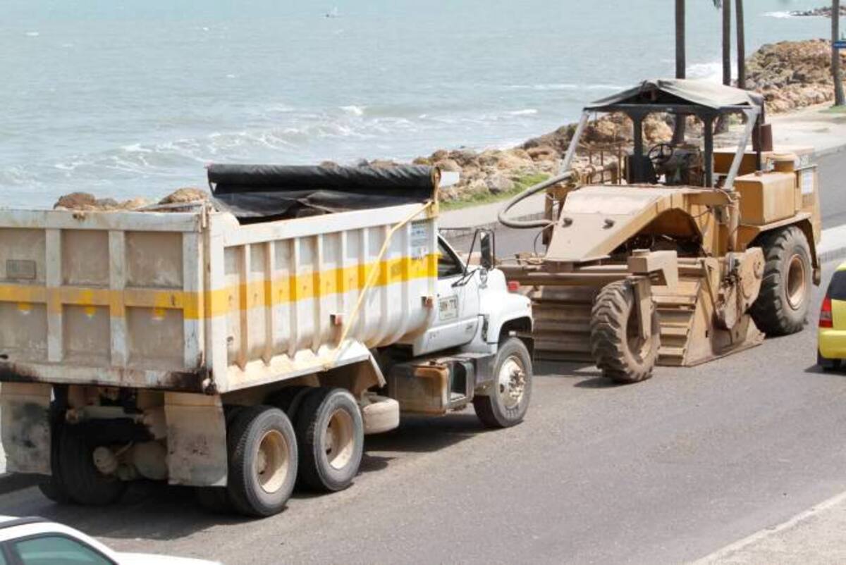 Los trabajos en esta vía principal consisten en rellenar todos los huecos existentes para posteriormente poner una carpeta asfáltica de cinco centímetros de espesor. JULIO CASTAÑO - EL UNIVERSAL