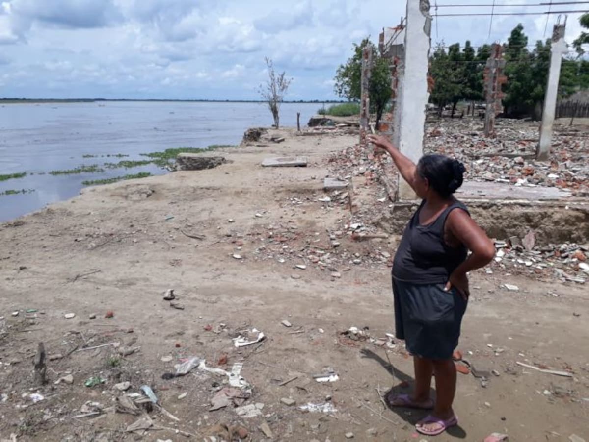 Algunas familias tendrían que ser evacuadas de sus casas debido a que el aumentó de los niveles del río Magdalena ha acelerado la erosión del territorio. Lila Leyva Villarreal
