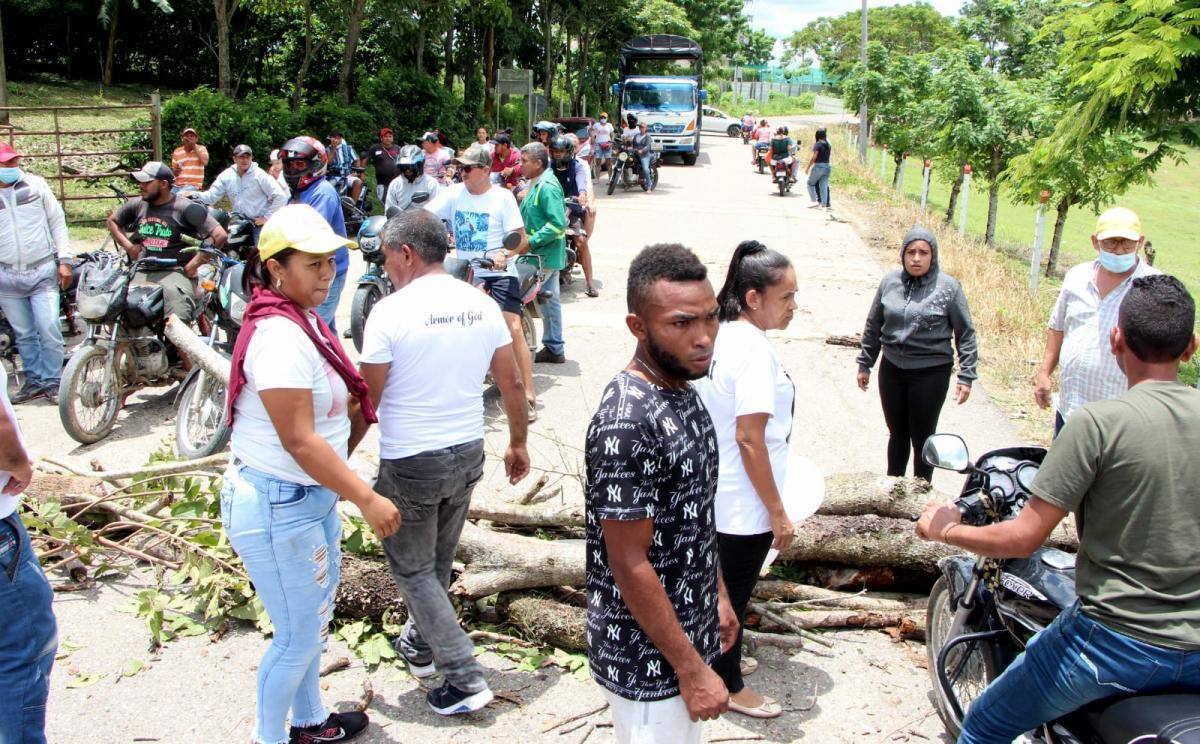 La protesta se cumple en el cruce de "La Garuta". //Manuel Santiago Pérez. El Universal.