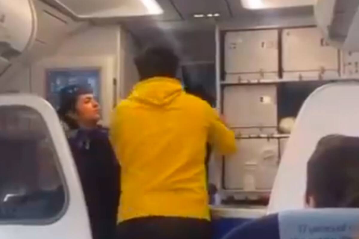 Video: tras retraso de su vuelo, hombre golpea a piloto de aerolínea