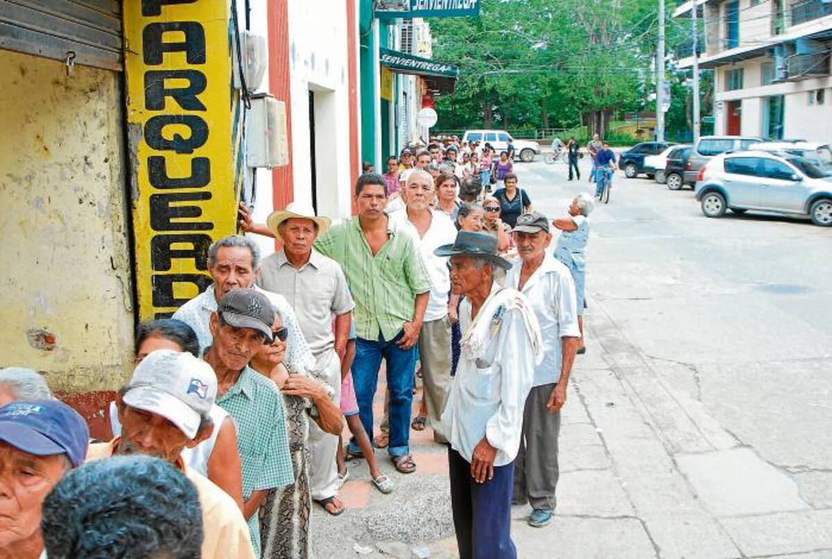 Los ancianos deben hacer largas filas a la intemperie.