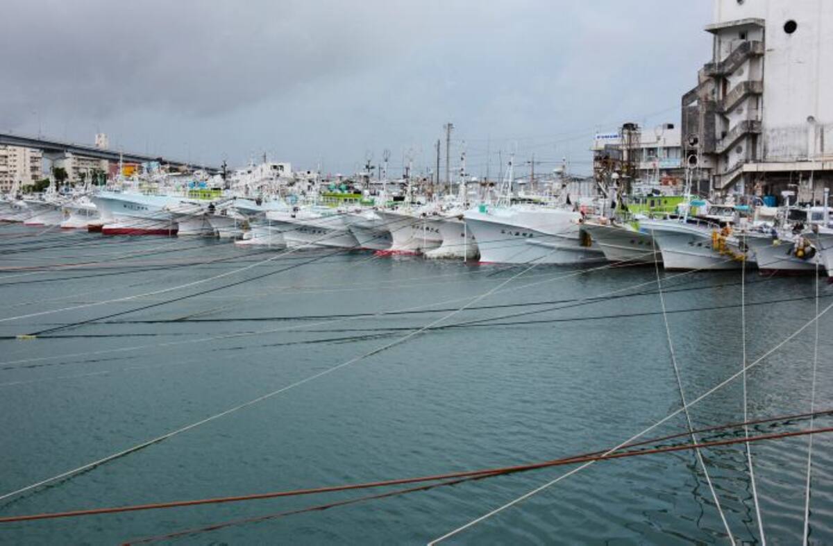 En la isla de Okinawa ya están tomando medidas para evitar graves daños con el paso del tifón. AP