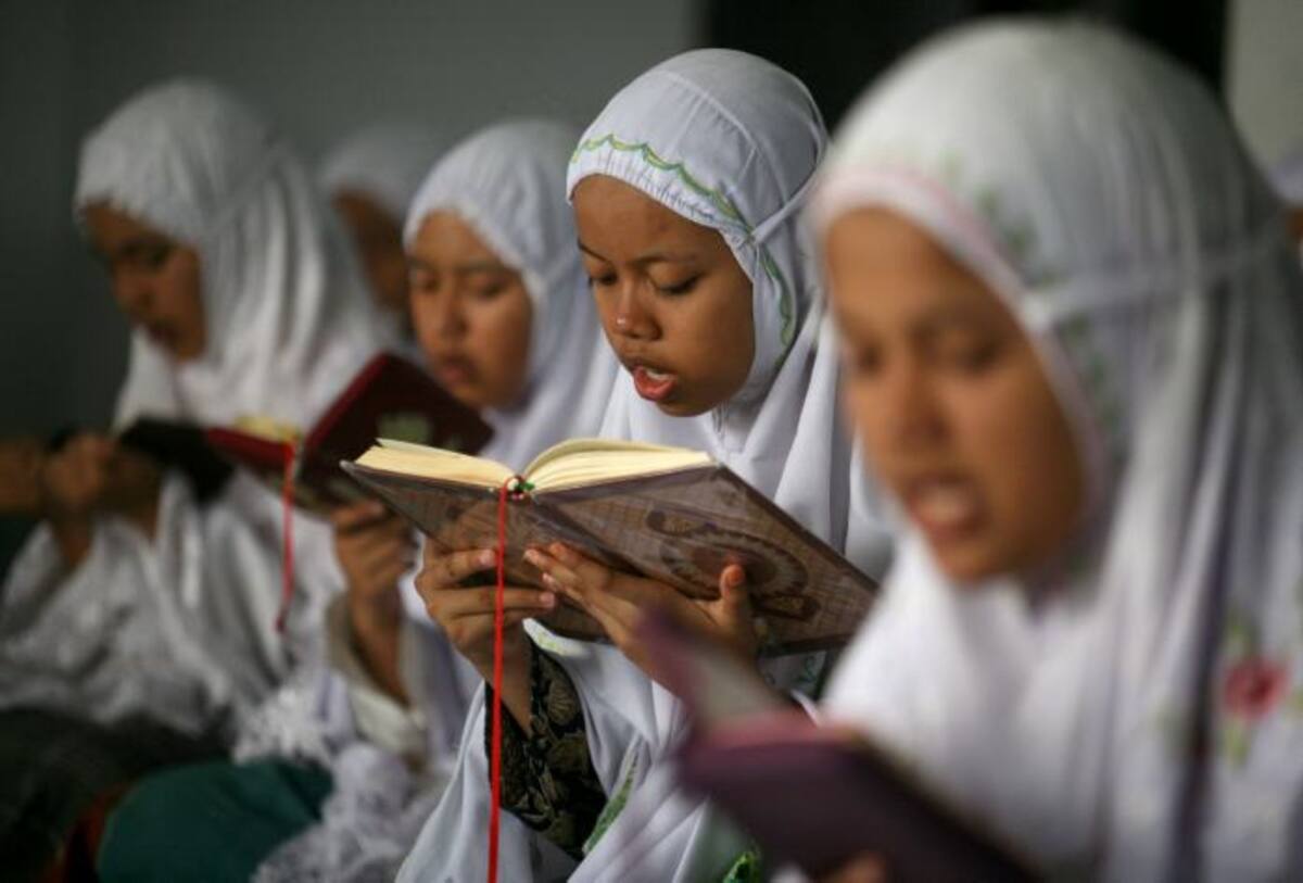 El ramadán, uno de los cinco pilares del islam, empezó en la mayoría de países sunitas, menos en Marruecos, donde se iniciará el martes, como en los países chiitas, como en Irán. AP Tatan Syuflana